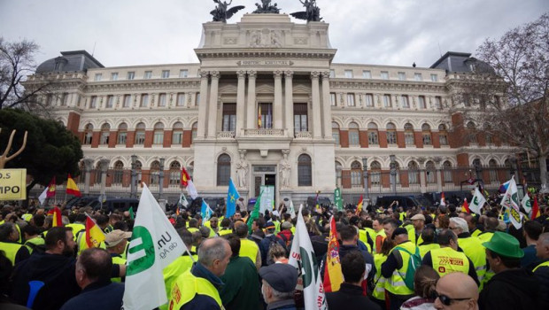 ep decenas de agricultores protestan frente al ministerio de agricultura durante la decimosexta