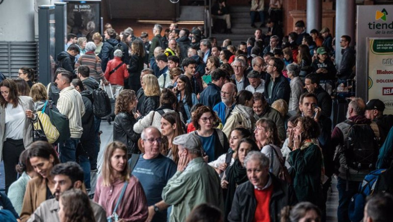 ep decenas de personas esperan tras el retraso o cancelacion en sus trenes en la estacion de puerta ep decenas de personas esperan tras el retraso o cancelacion en sus trenes en la estacion de puerta