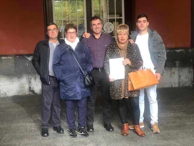ep el alcalde de eibar miguel de los toyos y familiares de raquel lopez
