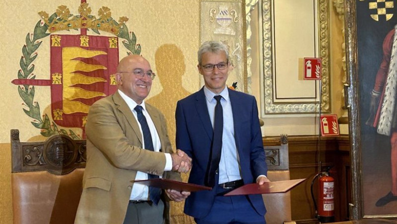 ep el alcalde de valladolid jesus julio carnero y el director de la factoria de michelin en la ep el alcalde de valladolid jesus julio carnero y el director de la factoria de michelin en la