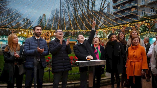 ep el alcalde de vigo abel caballero junto a varios concejales inaugura el encendido del mercadillo