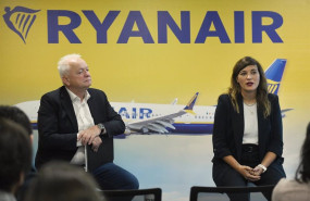 ep el consejero delegado de ryanair eddie wilson y la country manager en espana y portugal elena