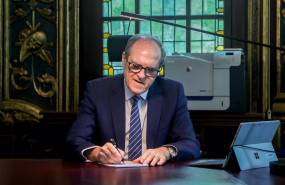 ep el defensor del pueblo de espana angel gabilondo en su mesa de trabajo despues de una entrevista