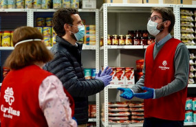 ep el lider del pp pablo casado visita el economato de caritas en el madrileno barrio de tetuan