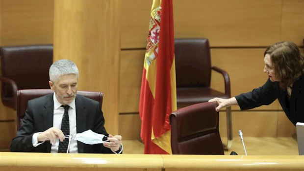 ep el ministro de interior fernando grande-marlaska se coloca la mascarilla durante su comparecencia