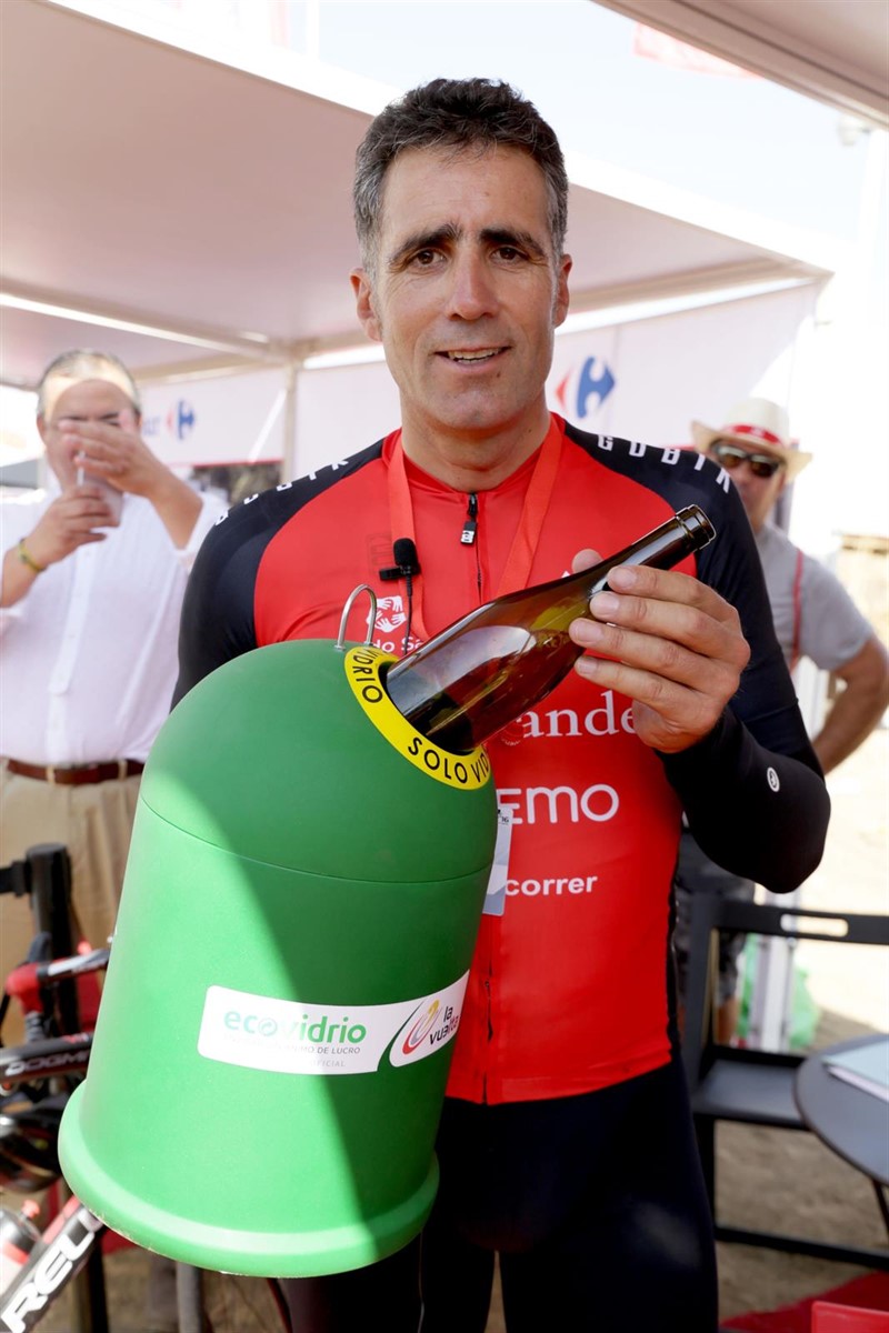 ep el pentacampeon del tour miguel indurain reciclando vidrio