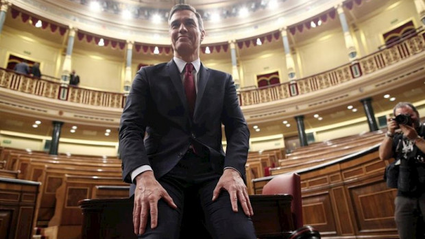 ep el presidente del gobierno pedro sanchez posa sonriente en el hemiciclo del congreso de los
