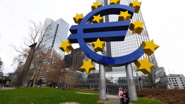 ep el simbolo del euro frente a la eurotower de frankfurt alemania