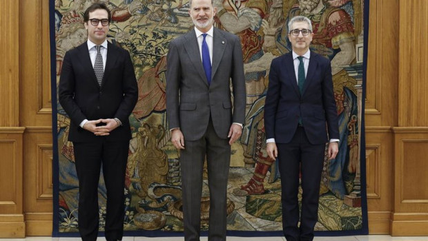 ep el vicepresidente primero y ministro de economia comercio y empresa carlos cuerpo el rey felipe
