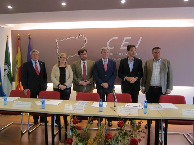 Fernández de Moya con los responsables de la CEJ | EUROPA PRESS ep fernandezmoyalos responsablesla cej