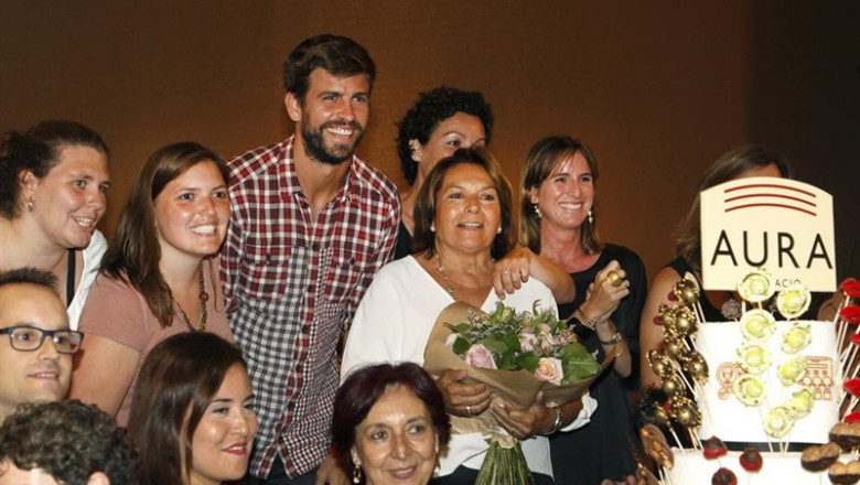 Gerard Piqué y representantes de la Fundació Aura en el 30 aniversario de la entidad | AURA FUNDACIÓ ep gerard pique y representantesla fundacio aura30 aniversariola entidad
