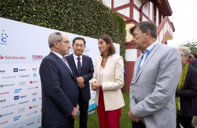 ep i d el presidente de ametic pedro mier el ceo de samsung jong hee han la ministra de industria