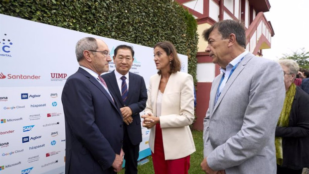 ep i d el presidente de ametic pedro mier el ceo de samsung jong hee han la ministra de industria