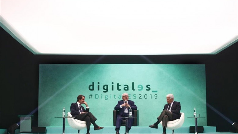 (I-D) El expresidente José María Aznar; el presidente de DigitalES, Eduardo Serra Rexach; y el expresidente de Gobierno, Felipe González, durante la segunda jornada del 'DigitalES Summit 2019' en Madrid.. | Eduardo Parra - Europa Press ep i-d expresidente jose maria aznar presidentedigitales eduardo serra rexach yexpresidentegobierno felipe gonzalez durantesegunda jornada del digitales summit 2019 en madrid