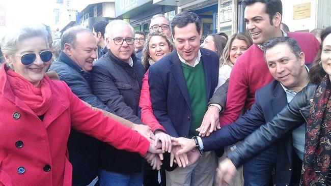 Juanma Moreno (c), junto a miembros del PP de Jaén. | Europa Press ep juanma moreno c juntomiembrosppjaen