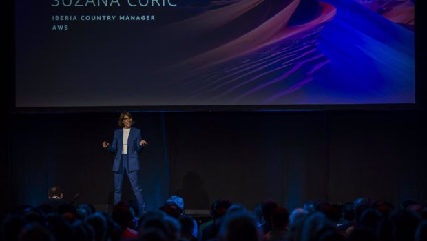 ep la country lead de aws en iberia suzana curic en el escenario de aws madrid summit 2024