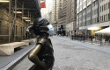 ep la emblematica estatua de una nina en wall street con una mascarilla por la pandemia de