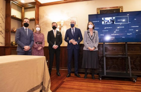 ep la ministra de industria comercio y turismo reyes maroto d posa en una fotografia en el acto de