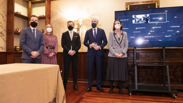 ep la ministra de industria comercio y turismo reyes maroto d posa en una fotografia en el acto de