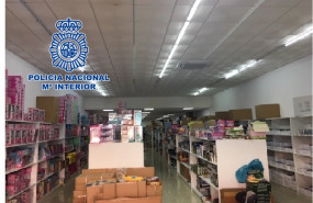 ep la policia nacional interviene mas de 9000 juguetes falsificados en sendas naves de torredelcampo