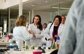 ep la reina letizia durante su visita al laboratorio de la estacion experimental cajamar las