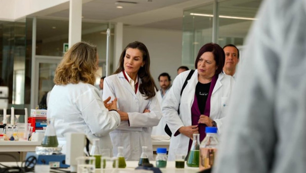 ep la reina letizia durante su visita al laboratorio de la estacion experimental cajamar las