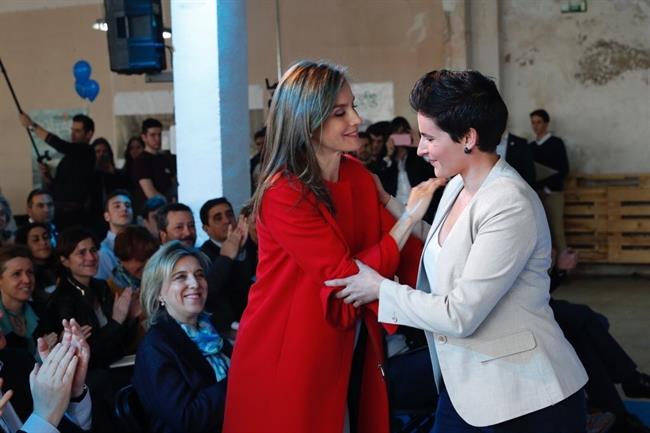 La Reina Letizia premia la labor en favor de niños autistas de Miriam Reyes | TWITER @CASAREAL ep la reina letizia premialaborfavorninos autistasmiriam reyes