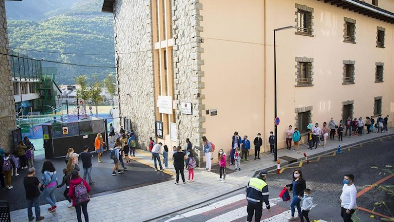 Los alumnos hacen cola para entrar en una escuela de Andorra la Vella. | TONY LARA ep los alumnos hacen cola para entrar en una escuela de andorra la vella