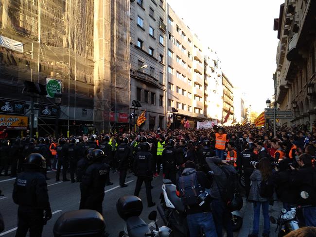 Manifestantes de los CDR y Mossos d'Esquadra en la Via Laietana de Barcelona | EUROPA PRESS ep manifestanteslos cdrmossos desquadrala via laietanabarcelona