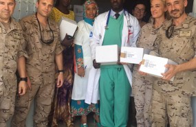 ep miembrosdestacamento marfil del ejercito haciendo entregala donacion
