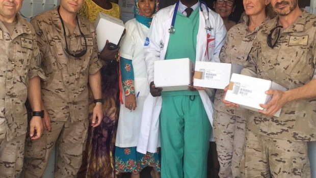 ep miembrosdestacamento marfil del ejercito haciendo entregala donacion