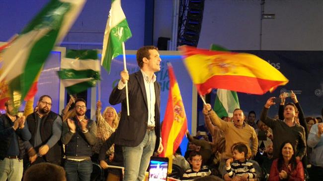 Pablo Casado, con una bandera andaluza en un acto en Algeciras | TWITTER ANTONIO SANZ ep pablo casado conbandera andaluzaun actoalgeciras