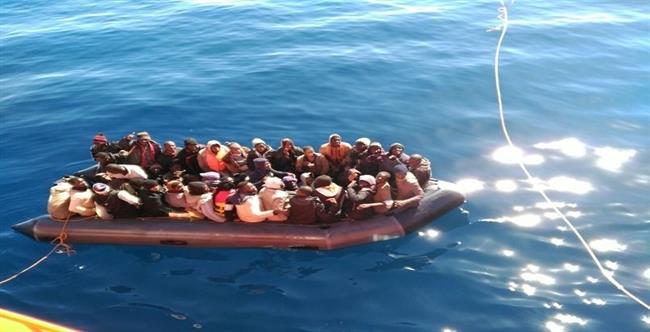 Patera rescatada en el mar de Alborán | EUROPA PRESS/SALVAMENTO MARÍTIMO ep patera rescatadamaralboran