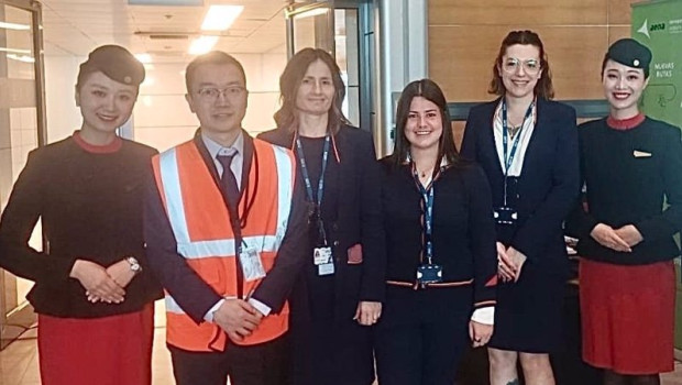 ep personal de south junto a tripulacion de sichuan airlines