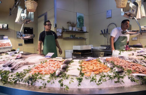 ep pescaderia en un mercado de abastos