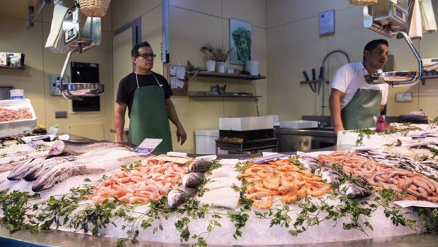 ep pescaderia en un mercado de abastos