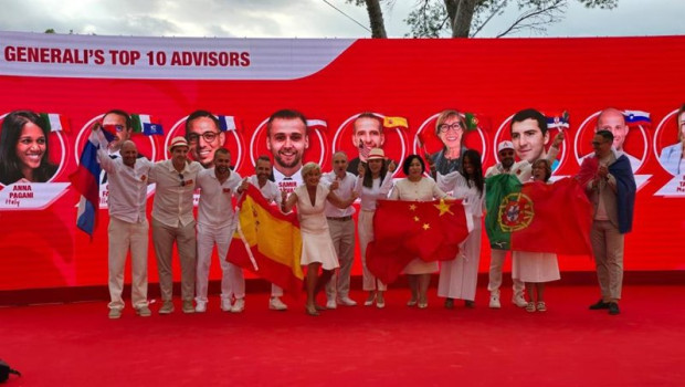 ep reconoce a dos agentes espanoles entre los mejores del mundo en el global advisor excellence