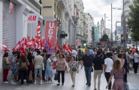 ep trabajadores de la cadena sueca de moda hm sujetan pancartas durante una protesta en gran via a ep trabajadores de la cadena sueca de moda hm sujetan pancartas durante una protesta en gran via a