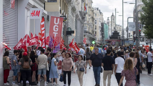ep trabajadores de la cadena sueca de moda hm sujetan pancartas durante una protesta en gran via a