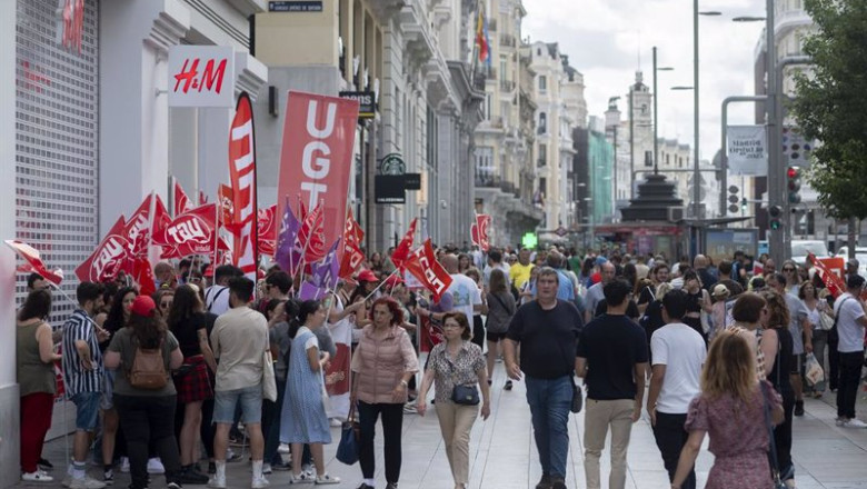 ep trabajadores de la cadena sueca de moda hm sujetan pancartas durante una protesta en gran via a ep trabajadores de la cadena sueca de moda hm sujetan pancartas durante una protesta en gran via a