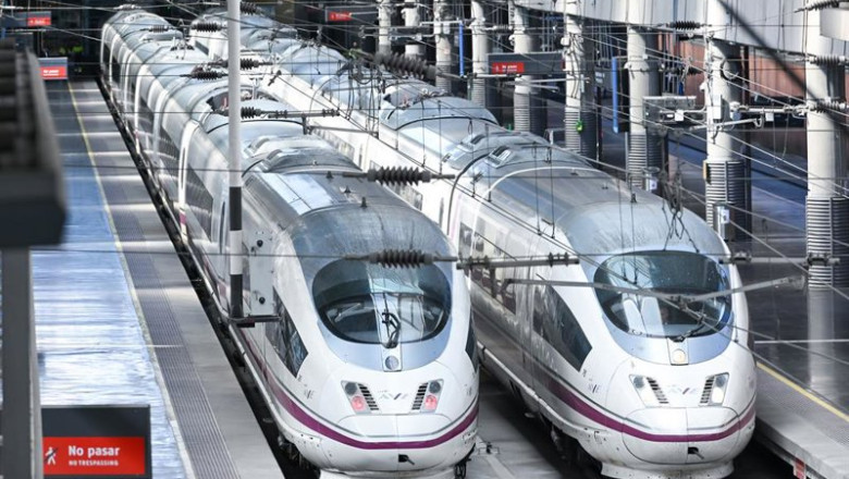 ep trenes ave durante la segunda operacion salida con motivo de la semana santa 2026 en la estacion