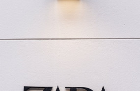 ep un cartel de una tienda zara