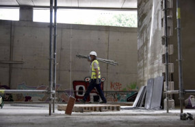 ep un obrero trabaja en las obras de construccion de la nueva estacion subterranea de sant andreu
