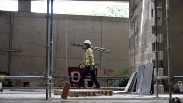 ep un obrero trabaja en las obras de construccion de la nueva estacion subterranea de sant andreu