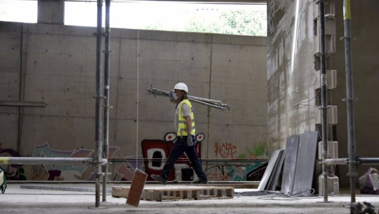 ep un obrero trabaja en las obras de construccion de la nueva estacion subterranea de sant andreu ep un obrero trabaja en las obras de construccion de la nueva estacion subterranea de sant andreu