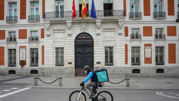 ep un rider de deliveroo circula por la puerta del sol en madrid espana a 19 de abril de 2020