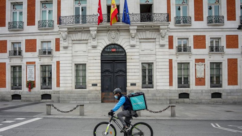 ep un rider de deliveroo circula por la puerta del sol en madrid espana a 19 de abril de 2020 ep un rider de deliveroo circula por la puerta del sol en madrid espana a 19 de abril de 2020