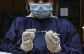 ep una doctora de la mision medica cubana desplegada en venezuela prepara una prueba del covid-19