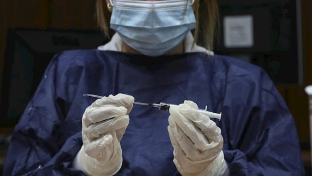 ep una doctora de la mision medica cubana desplegada en venezuela prepara una prueba del covid-19