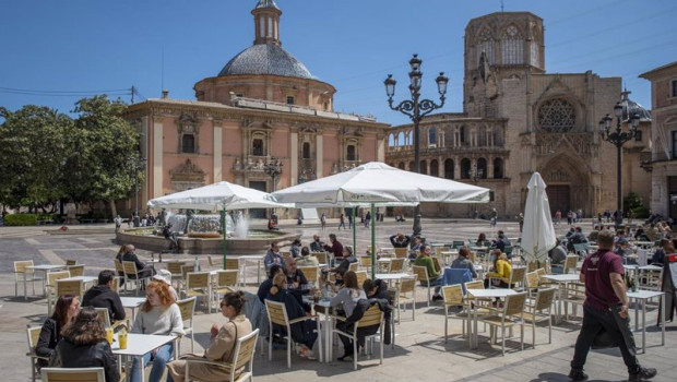 ep varias personas en la terraza de un bar el dia en que se amplian a seis los comensales por mesa